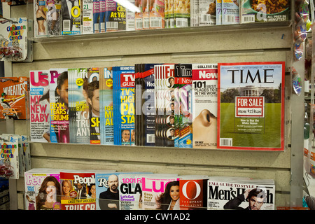 Eine Sammlung von verschiedenen Magazinen zum Verkauf gesehen, in einem Supermarkt in New York Stockfoto