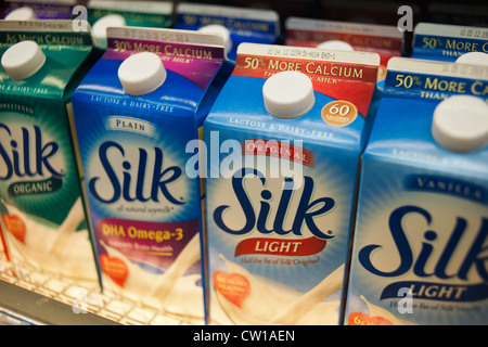 Seide Marke Soja-Milch wird in einem Supermarkt Kühlschrank Fall in New York gesehen. Stockfoto