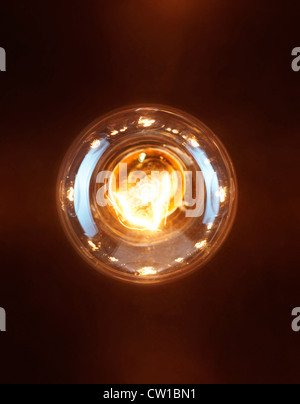 Einzelne Leuchten Glühbirne Glühlampe Wolfram auf schwarzem Hintergrund isoliert Stockfoto