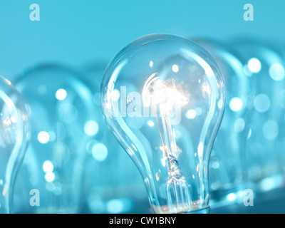 Eine beleuchtet glühende Wolfram Glühbirnen aus vielen. Abstrakter blauer Hintergrund. Stockfoto