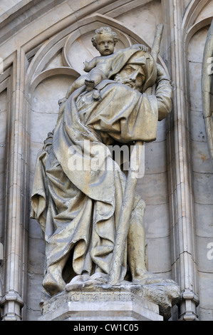 Brüssel, Belgien. Detail der Fassade des Rathauses / Hotel de Ville in der Grand Place. St. Christophorus Stockfoto