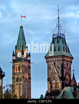 Die kanadischen Parlament Zentrum und Osten Blöcke mit dem Maple Leaf Flag in Ottawa, Ontario, Kanada. Stockfoto