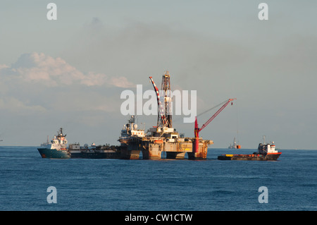 Liefern Sie Betrieb in SS47 Bohranlage, mit Lieferung Boote.  Offshore-Rio De Janeiro, für Patrobras arbeiten. Stockfoto