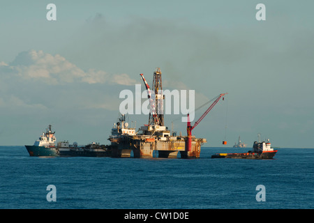 Liefern Sie Betrieb in SS47 Bohranlage, mit Lieferung Boote.  Offshore-Rio De Janeiro, für Patrobras arbeiten. Stockfoto