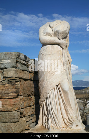 Die kopflose Statue von Kleopatra in den Ruinen ihres Hauses auf der griechischen Insel Delos. Stockfoto