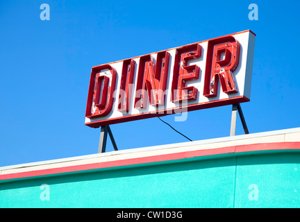 Einem alten Retro-Diner am Dach eines Gebäudes unterzeichnen. Stockfoto