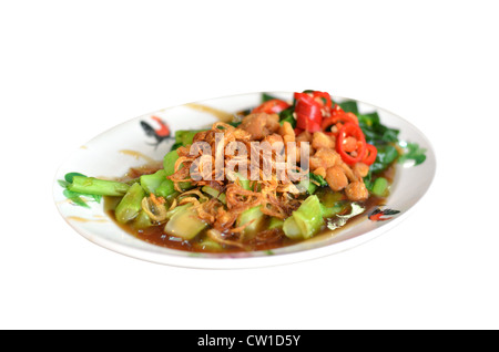 Grünkohl mit Austern-Sauce, garniert mit gebratenen Zwiebeln und rotem Chili gebraten. Stockfoto