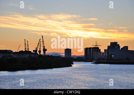 Einstellung von Sun bietet eine orange Himmel über eine schottische Stadt Skyline von Bell's Bridge, Glasgow, UK gesehen. Stockfoto