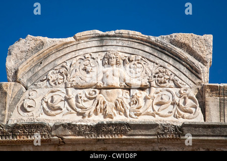 Medusa Relief am Hadrian Tempel in Ephesus, Türkei. Stockfoto