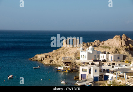 Fischer Häuser Felsen Klippen Mittelmeer Firompotamos Milos Fischerboot Boote Holz traditionelle Kykladen griechische Islan Stockfoto