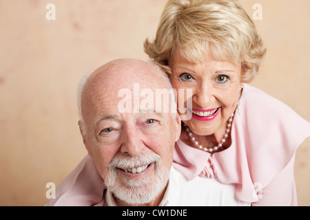 Nahaufnahme der gut aussehende älteres Paar. Geringe Schärfentiefe mit Fokus auf Mann im Vordergrund. Stockfoto