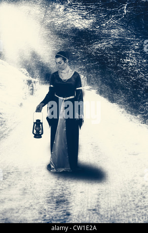 eine Frau auf einer einsamen Straße im Winter Fuß Stockfoto