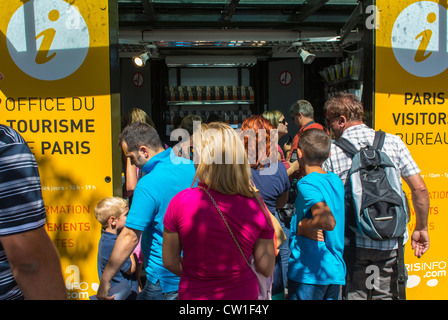 Paris, Frankreich, Touristen besuchen Touristen Infostand auf Straße, Ile De La Cité in der Nähe von Kathedrale de Notre Dame, Stockfoto