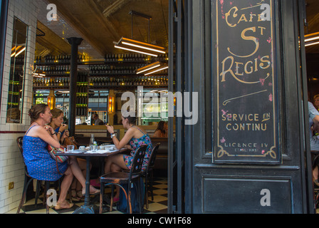 Paris, Frankreich, Group French Women Dining, Friends Sharing Drinks in Old French Café, Bistro, Restaurantschild, am Tisch sitzend, (Ile Saint Louis) von außen 'Café St. Regis' Vintage-Sommerferien, Vintage-Zeichen Stockfoto