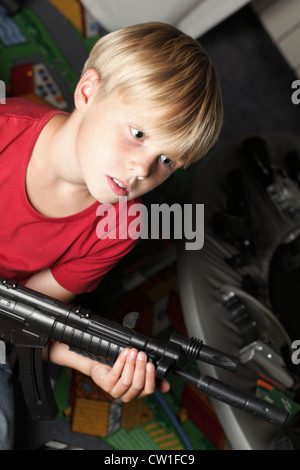 Junge Krieger, Soldat, schießen, Gewehr, Spielzeug Stockfoto