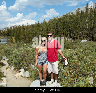 Paar auf dem Weg zur Rock Creek Canyon, nicht weit von Mammoth Lakes, Kalifornien Stockfoto
