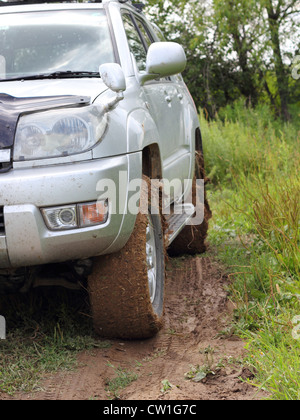 Extreme Offroad hinter einem unkenntlich Auto im Schlamm Stockfoto