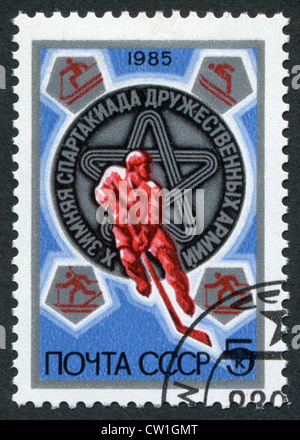 USSR-ca. 1985: eine Briefmarke gedruckt in der UdSSR, gewidmet der 10. Wintersporttag der freundlichen Armeen, ca. 1985 Stockfoto