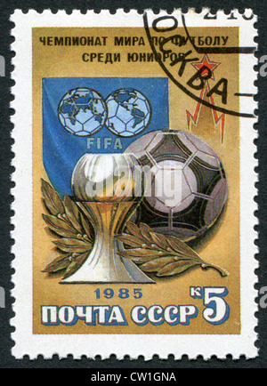 USSR-ca. 1985: eine Briefmarke gedruckt in der UdSSR, Symbole der Fußball Meisterschaft Junioren, ca. 1985. Stockfoto