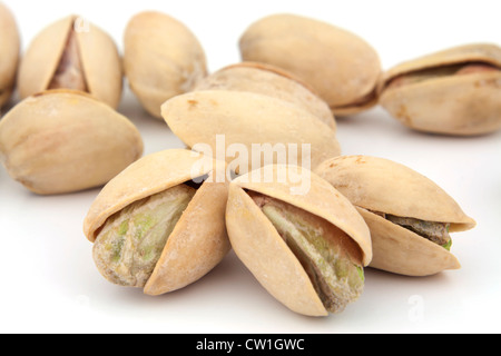 Delicious geknackt Pistazien isoliert auf weißem Hintergrund. Stockfoto