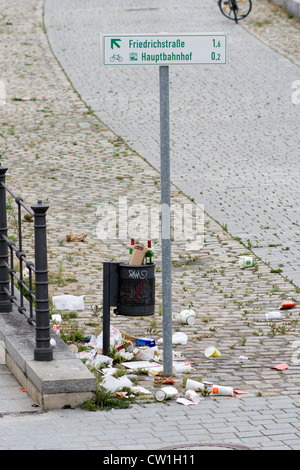 Müll auf der Straße. Berlin. Deutschland. Stockfoto