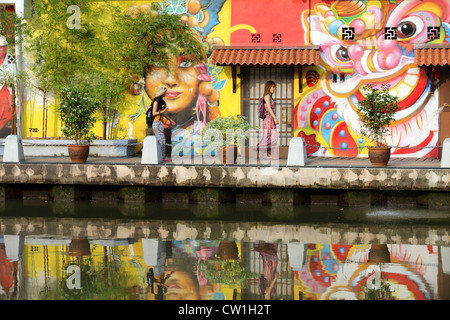 Bunte Wandmalereien am Flussufer am Fluss Melaka in Melaka. Stockfoto