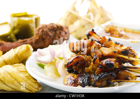 Leckere asiatische Malay Küche auf weißem Hintergrund Stockfoto