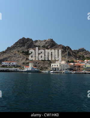 Der Hafen von Myrina mit seinem Schloss auf der griechischen Insel Lemnos Stockfoto