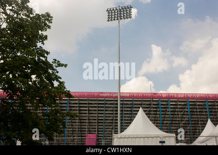 Landschaft der Riverbank Arena, Austragungsort der Eishockey investiert im Olympiapark, während der Olympischen Spiele in London 2012, sondern auch als zukünftige Veranstaltungsort für die breite Öffentlichkeit - seinen Zweck unentschlossen. Zäune und Barrieren schützen diesen geschützten Bereich während eines Hockey Spiel gespielt wird und die Zuschauer Linie der Bestuhlung aus den Augen. Dieses Land wurde umgestaltet, um eine 2,5 qkm sportliche Komplex, einmal Industriebetriebe und nun Austragungsort der acht Orte, darunter die Hauptarena Aquatics Centre und Velodrom sowie der Athleten Olympisches Dorf werden. (Weitere Beschriftungen in Beschreibung...) Stockfoto