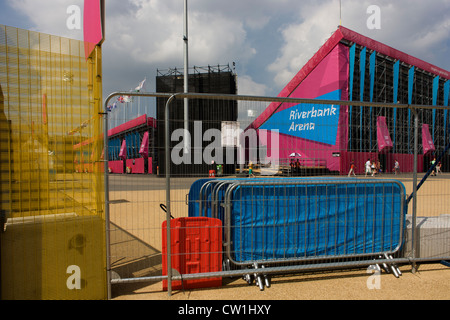 Landschaft der Riverbank Arena, Austragungsort der Eishockey investiert im Olympiapark, während der Olympischen Spiele in London 2012, sondern auch als zukünftige Veranstaltungsort für die breite Öffentlichkeit - seinen Zweck unentschlossen. Zäune und Barrieren schützen diesen geschützten Bereich während eines Hockey Spiel gespielt wird und die Zuschauer Linie der Bestuhlung aus den Augen. Dieses Land wurde umgestaltet, um eine 2,5 qkm sportliche Komplex, einmal Industriebetriebe und nun Austragungsort der acht Orte, darunter die Hauptarena Aquatics Centre und Velodrom sowie der Athleten Olympisches Dorf werden. (Weitere Beschriftungen in Beschreibung...) Stockfoto