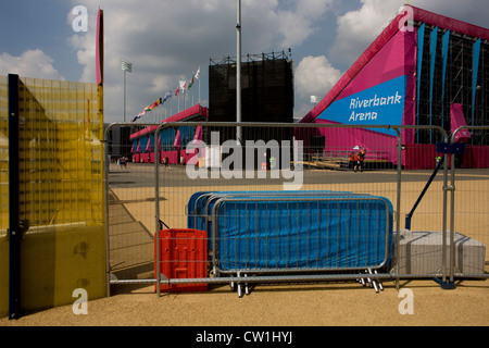 Landschaft der Riverbank Arena, Austragungsort der Eishockey investiert im Olympiapark, während der Olympischen Spiele in London 2012, sondern auch als zukünftige Veranstaltungsort für die breite Öffentlichkeit - seinen Zweck unentschlossen. Zäune und Barrieren schützen diesen geschützten Bereich während eines Hockey Spiel gespielt wird und die Zuschauer Linie der Bestuhlung aus den Augen. Dieses Land wurde umgestaltet, um eine 2,5 qkm sportliche Komplex, einmal Industriebetriebe und nun Austragungsort der acht Orte, darunter die Hauptarena Aquatics Centre und Velodrom sowie der Athleten Olympisches Dorf werden. (Weitere Beschriftungen in Beschreibung...) Stockfoto