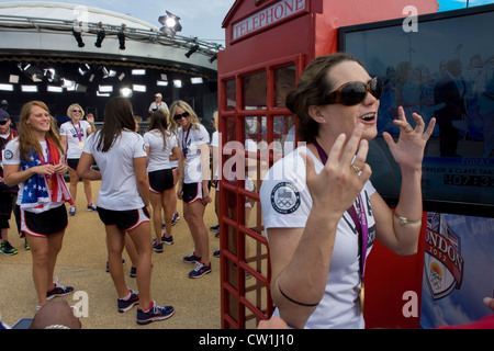 Mitglieder der Wasserball-Nationalmannschaft der Vereinigten Staaten Frauen treffen sich Freunde und Fans nach einen TV Auftritt auf NBC Today show broadcast live vom Olympiapark entfernt während der Olympischen Spiele 2012 in London und am Morgen nach dem Gewinn der Goldmedaille Spiel gegen Spanien. Stockfoto