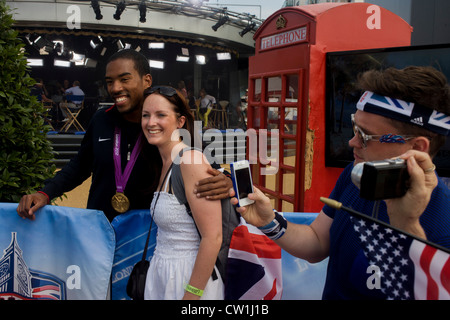 Christian Taylor, die amerikanische Dreisprung-Weltmeister trifft Fans nach seinem TV-Auftritt auf NBC Today Show live vom Olympiapark entfernt während der Olympischen Spiele 2012 in London übertragen. Taylor hinzugefügt, Olympisches Gold sein Tally Betrieb aus seinem Landsmann Willen Claye in einem Wettbewerb, dessen früheren Stadien fast sah, dass Taylor nach zwei Fouls ausscheiden. Stockfoto