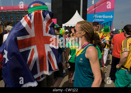 Torwart Toni Cronk und Kolleginnen und Kollegen von der australischen Frauen-Hockey-Team entstehen nach ihrem 2: 0-Sieg über China zu einen insgesamt 5. Platz sichern. Spielte in der Fluss-Arena im Olympiapark während der Olympischen Spiele in London 2012 treffen die Mädchen ihre treuen Fans und viele Freunde außerhalb des Stadions um ihren Sieg zu feiern. Toni Maree Cronk (1980) ist ein fangen Sie Hockey Torwart aus Australien, ihr für die australischen Frauen Nationalmannschaft im Oktober 2001 in der Test-Serie gegen Neuseeland in Melbourne Debüt. (Weitere Beschriftungen in Beschreibung...) Stockfoto