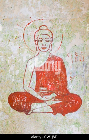 Buddha Wandbild auf einer verfallenden Wand auf Bokor Hill Station - Kampot Provinz, Kambodscha Stockfoto