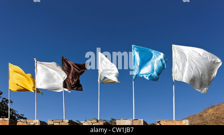 Allgemeines Bild von plain seidig Flaggen wehten gegen reiche blauen Himmel. Lage des Schusses, Rajasthan, Indien Stockfoto