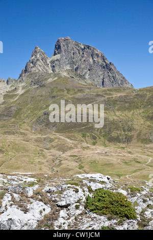 Der Südost Seite der Midi Ossau Peak (Nationalpark Pyrenäen - Frankreich). La Gesicht Sud Est du Pic du Midi-d'Ossau. Stockfoto
