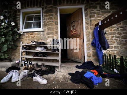 Schuhe vor einem Schlafsaal während ein Sommercamp in der englischen Landschaft UK Stockfoto