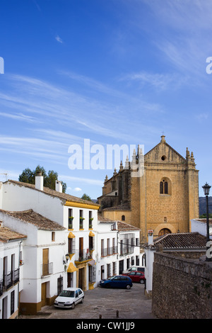 Malerische Straße in der mittelalterlichen Altstadt Stadt Ronda, zur Kirche des Heiligen Geistes, befindet sich in Spanien. Stockfoto