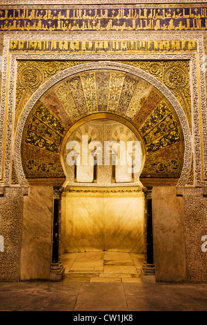 Mihrab in der großen Moschee (Mezquita-Kathedrale), verziert wunderschön, 10. Jahrhundert Kunstwerk in Córdoba, Andalusien, Spanien. Stockfoto