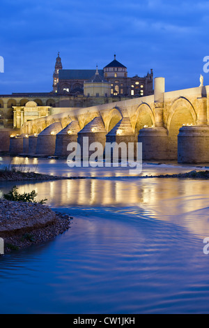 Römische Brücke am Fluss Guadalquivir und die große Moschee (Mezquita-Kathedrale) im Morgengrauen in Córdoba, Andalusien, Spanien. Stockfoto