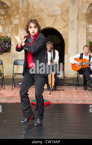 Flamenco-Tänzerin an der Waterperry Kunst in Aktion 2012, Oxfordshire, England 4 Stockfoto