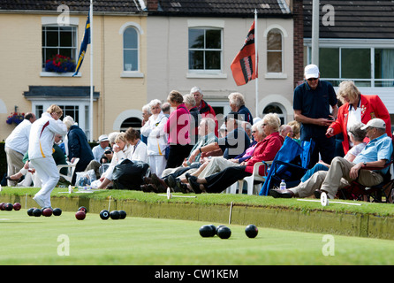 Menschen beobachten Rasen Schalen Stockfoto