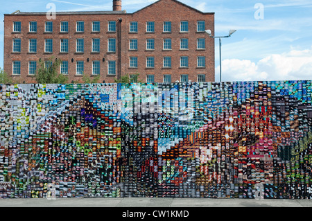 LomoWall, Manchester. Eine Wand von Bildern aus 14.000 Lomography Bilder, 500 Personen erstellt. Tarif Street, Manchester. Stockfoto