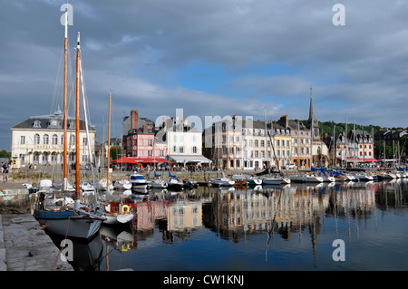 Am späten Nachmittag Sonnenschein am malerischen Hafen von Honfleur, mit einem Spiegelbild Spiegelbild im Wasser der Bucht. Calvados, Frankreich, Europa. Stockfoto