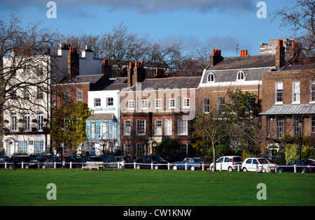 West London Gebiet: im Terrassenstil Häuser mit Blick auf die Parkanlage Kew Green, in der wohlhabenden Gegend von Richmond upon Thames, Surrey, England, UK. Stockfoto