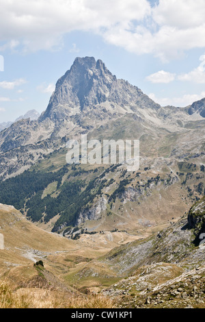 Die Westseite des MIDI-Ossau Peak gesehen von einem Aussichtspunkt auf dem Weg zum Gentau See (westlichen Pyrenäen - Frankreich). Stockfoto