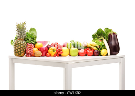 Frisches Obst und Gemüse auf einem Tisch isoliert auf weißem Hintergrund Stockfoto