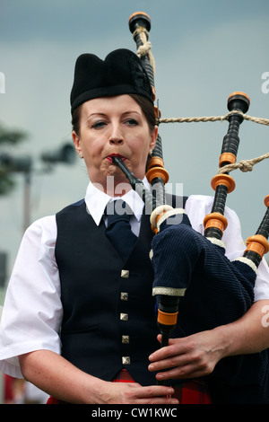 Frau spielt Dudelsack bei einem Wettbewerb von Rohrleitungen, Dundonald Highland Games, Ayrshire, Schottland, UK, Great Britain Stockfoto