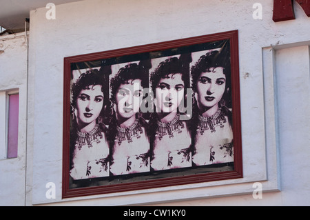 Edith Piaf-Plakat auf dem klassischen Rialto Kino in Casablanca, Marokko Stockfoto